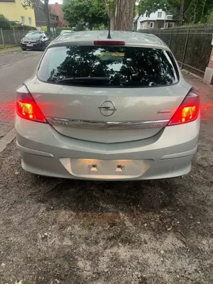 Opel Astra GTC 1.6 Easytronic Bild 2