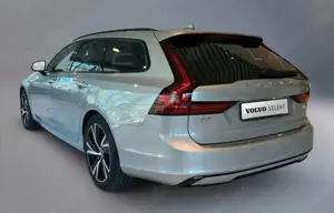 Volvo V90 B4 Kombi Plus Dark Leder AHK ALU 19 ZOLL Bild 3