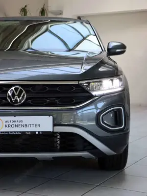 Volkswagen T-Roc 1.5 TSI Life 150PS DSG-AHK Navi LED Kamera LM17 Bild 3