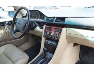 Mercedes-Benz E 320 Cabrio Automatik Sitzheizung Leder 4-Sitze Bild 3