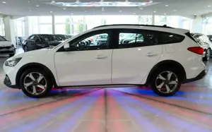 Ford Focus Turnier Active X*NAVI*LED*ALU*PDC*KLIMAAUT Bild 4