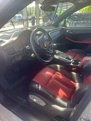 Porsche Macan kreide/schwarz-granatrot Porsche Approved Bose