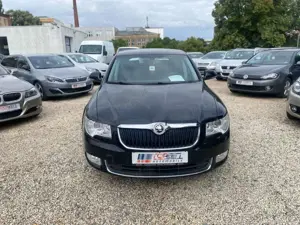 Skoda Superb 2.0 TDI CR DSG Ambition 1.Hand PDC NAVI Bild 2