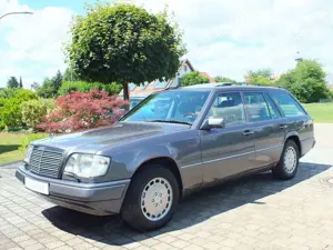 Mercedes-Benz E 300 T 4Matic - 100 % original - Scheckheft gepflegt Bild 1