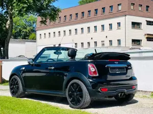 MINI John Cooper Works Cabrio Bild 2