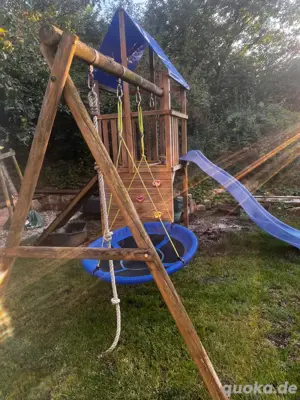 Spielturm mit Rutsche und Schaukel