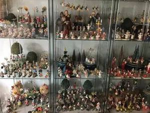 Wendt & Kühn große Sammlung Vitrinen Figuren abzugeben.Erzgebirge 