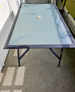 Glastisch mit Glasplatte und Metallgestell