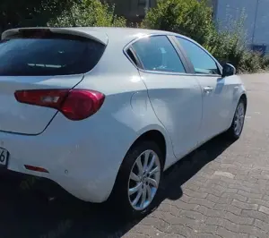 Alfa Romeo Giulietta 2.0 JTDM 16V Klima, Navi, TÜV 9/2025 Bild 5 Alfa Romeo Giulietta 2.0 JTDM 16V Klima, Navi, TÜV 9/2025 Bild 5