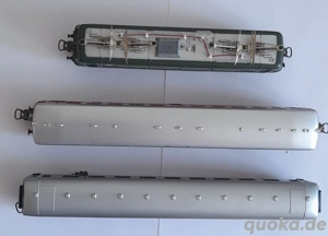 Modelleisenbahn HO 2 Triebwagen sowie 1 Personenwagon. Bild 2