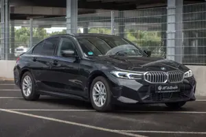 BMW 320 i Lim.*M Sport*KAM*HUD*eSitze*eDach*AHK!