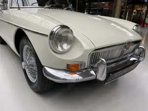 MG MGB -GT 1800 Bild 3