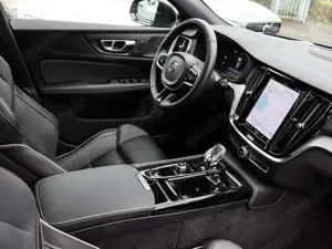 Volvo V60 T6 AWD Ultra Dark Bild 3