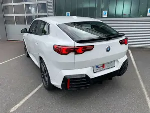 BMW iX2 30 xDrive M Sport Bild 3