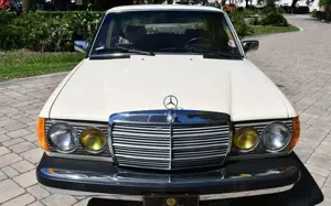 Mercedes-Benz 240 240 D Bild 1