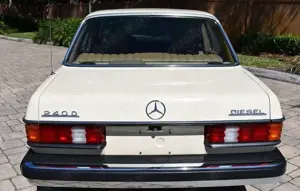 Mercedes-Benz 240 240 D Bild 2