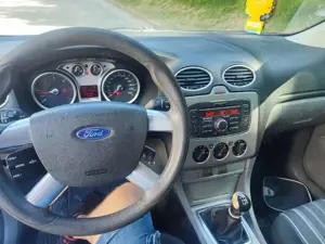 Ford Focus Turnier 1.6 TDCi DPF Viva I TÜV NEU. Bild 3