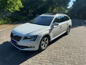 Skoda Superb Style 4x4 DSG 190PS Combi Alcantara Pano AHK Voll.