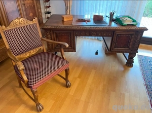 schreibtisch mit stuhl