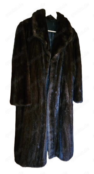 Nerzmantel und Nerzmütze dunkelbraun