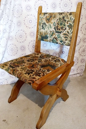 Sechs Holzstühle mit Polsterung 