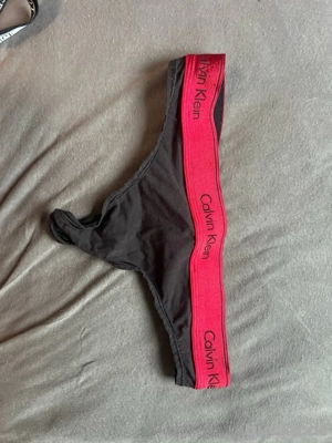 tanga Calvin Klein getragen Frauen 