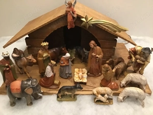  erzgebirge, alte krippe mit krippenfiguren. weihnachtsschmuck