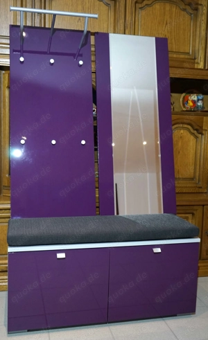 Schöne 4-teilige Garderobe, Farbe Lila