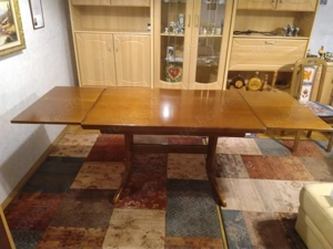 Esszimmertisch Massivholz L 120 x B 80 x H 70 cm ausgezogen ist er 208 cm lang, mit zwei Stühlen 