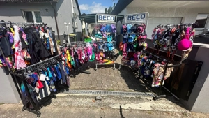 Komplette Schwimmshop-Auflösung   ca. 1.800 Teile   Top-Marken   Nur komplett 