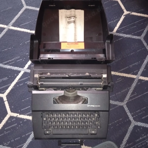   Verschenke Elektrische  Schreibmaschine  