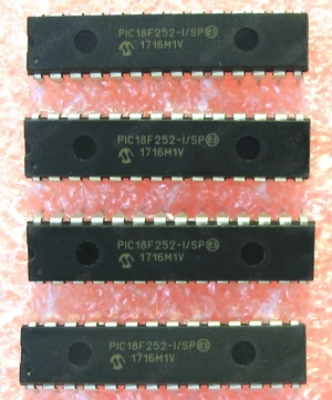 4 Stück - 8-bit Mikrocontroller   Microcontroller PIC18F252-I SP - 1716M1V - Neu
