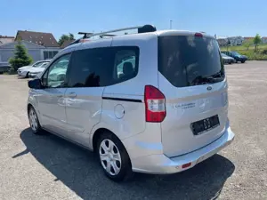 Ford Tourneo Courier 1,5 TDCI°TEMPOMAT°EINPARKHILFE° Bild 5