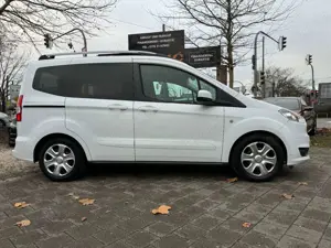 Ford Tourneo Courier /Kamera/AHK/Navi Bild 5
