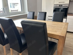 Massiver Holztisch und 6 Stühle