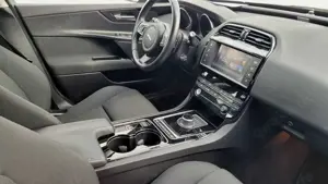 Jaguar XE 20t Pure mit 19 Zoll Carmani Bild 3