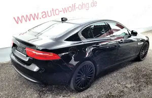 Jaguar XE 20t Pure mit 19 Zoll Carmani Bild 5