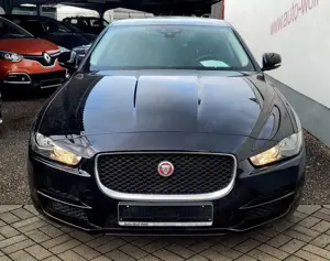 Jaguar XE 20t Pure mit 19 Zoll Carmani Bild 2