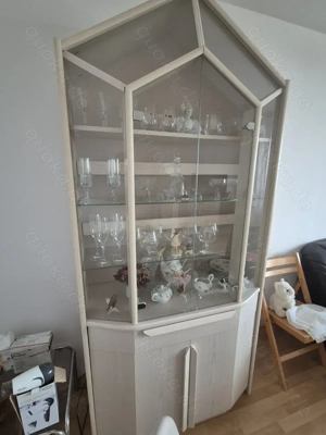 Esszimmer mit Tisch und Stühlen