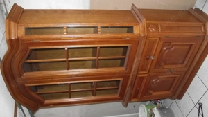 gut erhaltene Vitrine Bild 2