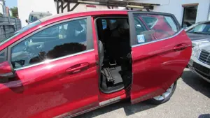 Ford Fiesta 1,0 74kW Titanium Automatik*Behindertenge Bild 5