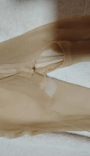 zerrissene Nylonstrumpfhose und getragen