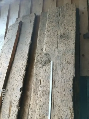 Historische Baustoffe alte Bretter Dielen. 