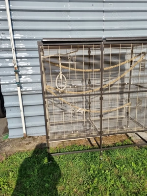 Schöne große Voliere 