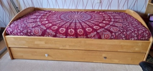 Bett aus Massivholz zu verkaufen