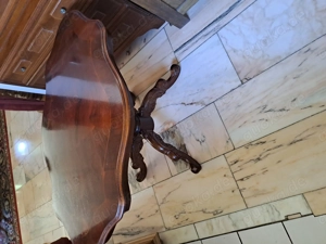 Stilgarnitur mit Gobelin, Eckvitrine. Sekretär,  Stuhl, Salontisch