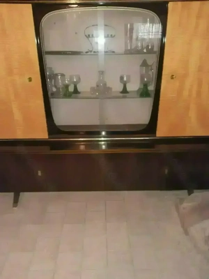 Wohnzimmer und Eckschrank