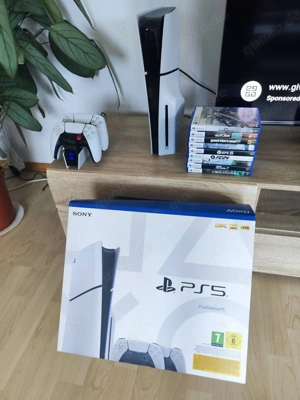 PlayStation 5 mit Controller und spielen 