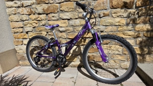 Kinderfahrrad in lila mit Blumemdekor