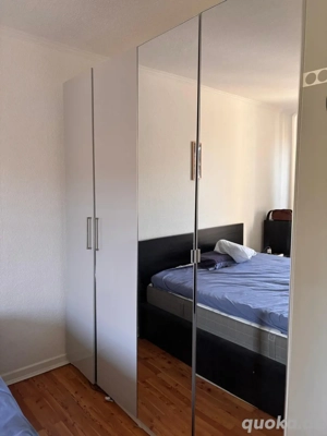 Kleiderschrank mit viel Stauraum